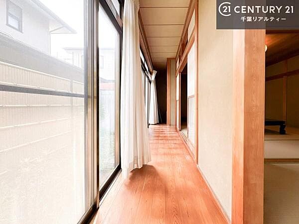 縁側付きの和室は、陽光がやさしく差し込む心落ち着く空間。読書やお茶を楽しんだり、ご家族でゆったりくつろげる癒しのひとときが広がります。