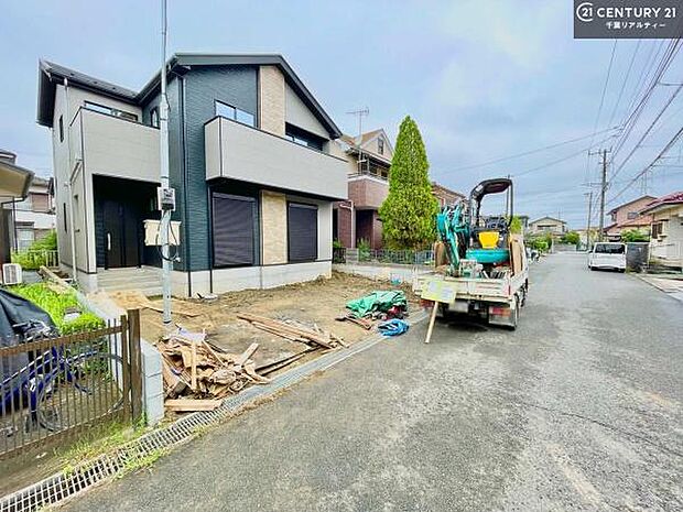 落ち着いた街並みが広がる閑静な住宅街に位置し、穏やかで心安らぐ暮らしを叶える住環境です。