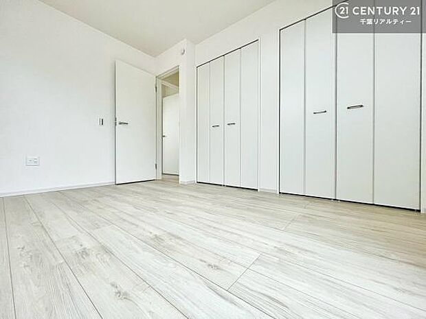 優しい光が差し込む洋室は、朝の目覚めも気持ちが良さそうですね。おうち時間もゆったりと過ごすことができます。優しい色合いのフローリングがどんな家具にもマッチします！