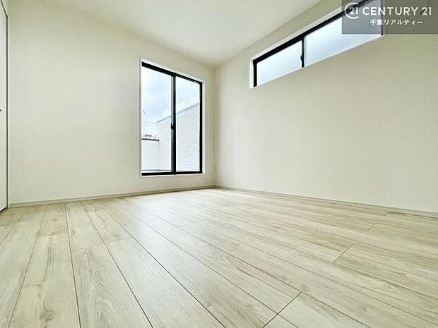 バルコニーに面した洋室は、たっぷりの陽光が差し込む明るい空間。一日の疲れをゆっくりと癒す主寝室としておすすめです。朝は心地よい光に包まれながら気持ちよく目覚められます。