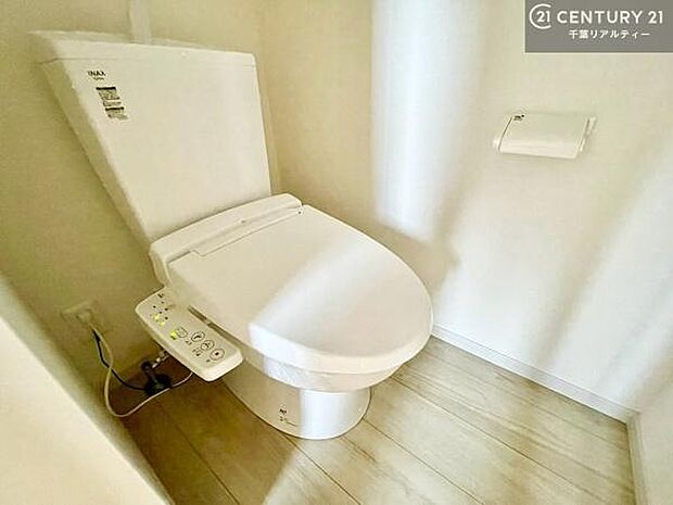 清潔感のある色味のお手洗いです！さわやかでスッキリする空間です！白を基調としているので、お手入れがしやすいトイレです！