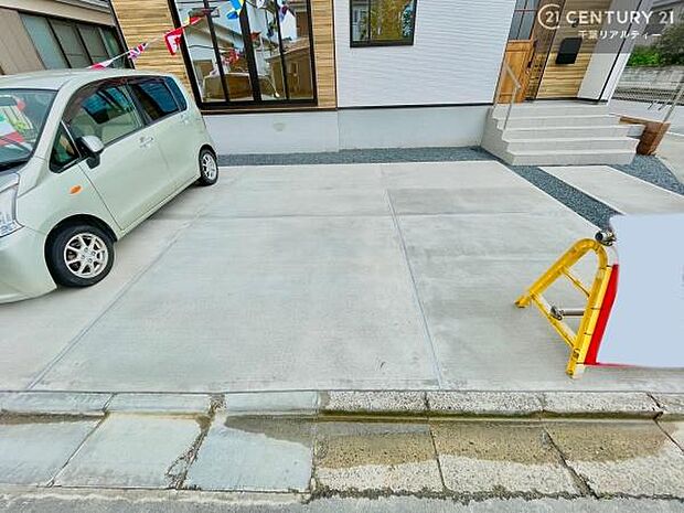 駐車スペースは3台分あります！（オプション）セカンドカーはもちろん、バイクや自転車なども置き場所に困りません。