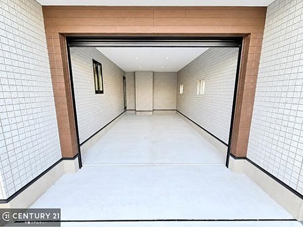 ビルトインガレージの駐車場は、雨や風から車を守ってくれるので大切に管理ができるので安心!