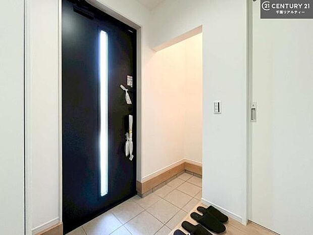 玄関土間収納付き!収納スペースなのでベビーカーやアウトドアの道具がスッキリしまえます!取り出しもラクラク!整理整頓がしやすい!