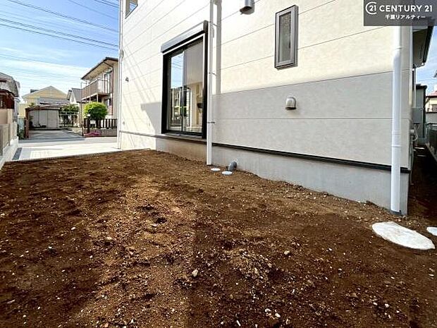 陽当たり良好なお庭です!晴れた日には青い空を見渡せる開放的な時間を楽しめます。ガーデニングや家庭菜園も楽しめます!