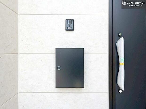 郵便ポスト付きで不在時でも荷物が受け取れてとっても便利!家にいなきゃいけないストレス回避!再配達の手間が省けます!