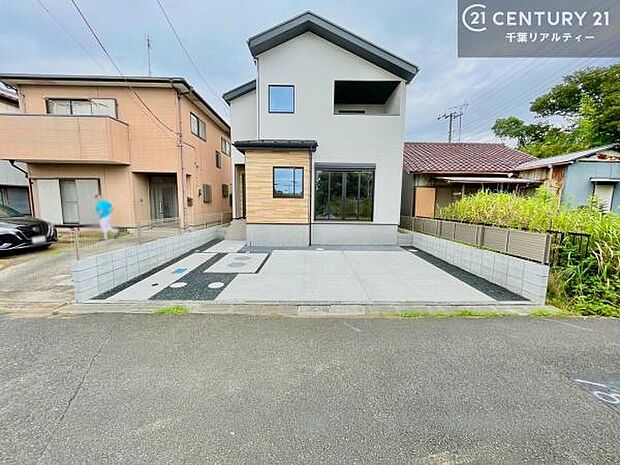 駐車スペースは2台分あります！セカンドカーはもちろん、バイクや自転車なども置き場所に困りません。