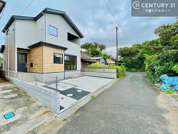 落ち着いた街並みが広がる閑静な住宅街に位置し、穏やかで心安らぐ暮らしを叶える住環境です。