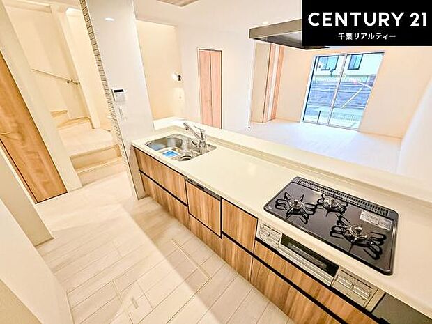 大人気の対面式システムキッチンを採用しています!ご家族のコミュニケーションが自然と増える設計です。お子様にも目が届くので嬉しいですね!広々使えて快適で作業が進みます。