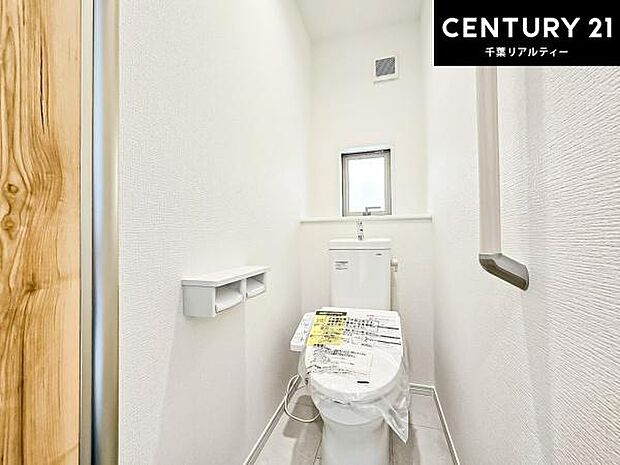 1・2階にトイレがございます！朝の忙しい時間帯も待たずにすみそうですね。白を基調とした清潔感のあるトイレでお手入れがしやすいです！