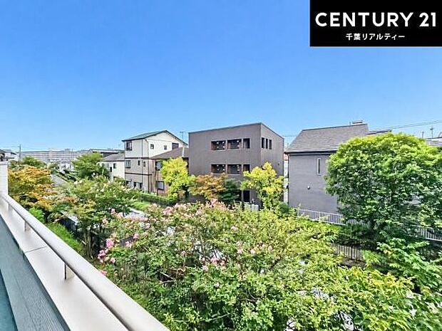 眺望良好なバルコニー。お天気のいい日にはバルコニーへでてリフレッシュするのもいいですね！
