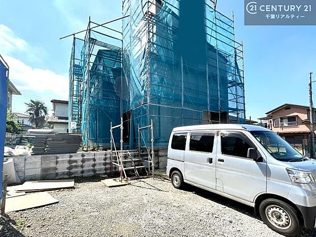 カースペースは並列で2台駐車可能なゆとりある設計。お車同士の入れ替えが不要なため、毎日の通勤やお出かけもスムーズに行えます。