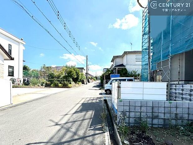 落ち着いた街並みが広がる閑静な住宅街に位置し、穏やかで心安らぐ暮らしを叶える住環境です。