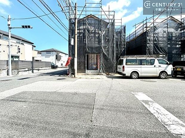 明るく開放的な角地でちょっと贅沢なお住まいをしませんか。陽当り通風良好で気持ちよくお住まいいただけます。