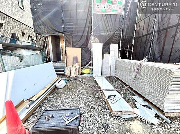 カースペースは並列で2台駐車可能(車種による)。お車以外に自転車を置いたりすることもできます!