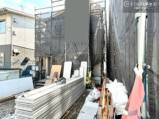 建築途中だからこそ分かる構造のしっかりさ。完成後は理想の住まいとしてお迎えします。これから仕上がる内装にも注目!新生活が楽しみになる住まいです。