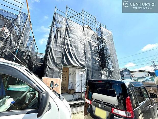 カースペースは並列で2台駐車可能(車種による)。お車以外に自転車を置いたりすることもできます!