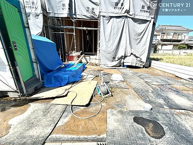 駐車スペースは3台分あります！（オプション）セカンドカーはもちろん、バイクや自転車なども置き場所に困りません。