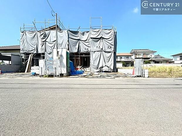 前面道路6ｍ！陽当り良好な立地です。車庫入れが苦手な方も安心ですね。