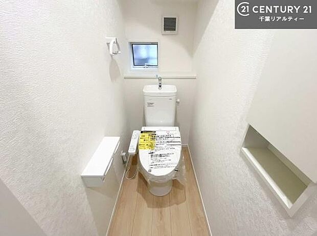 1・2階にトイレがございます！朝の忙しい時間帯も待たずにすみそうですね。白を基調とした清潔感のあるトイレでお手入れがしやすいです！