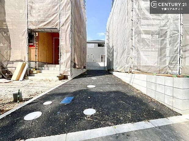 カースペース付きなのでマイカーをお持ちの方も安心ですね！ぜひ現地にてお確かめくださいませ！
