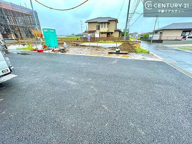 陽当り良好な立地です。車庫入れが苦手な方も安心ですね。