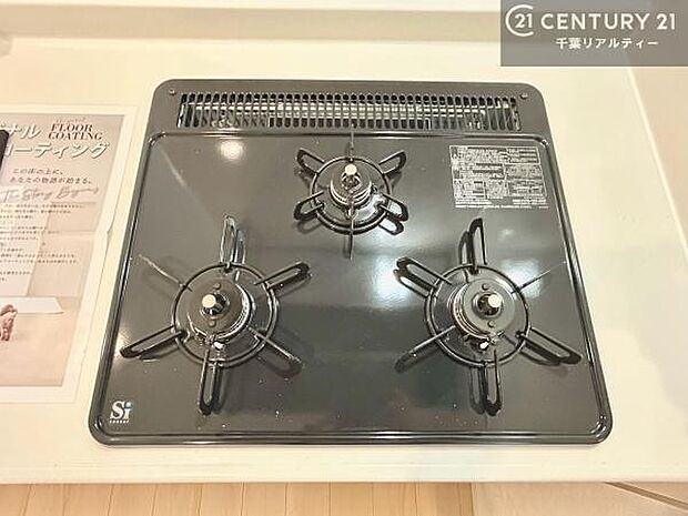 コンロは三口あるのでお料理の同時進行ができます。もちろんグリル付きです。調理スペースも広々している為作業がしやすい!使い勝手が良いシステムキッチンです!
