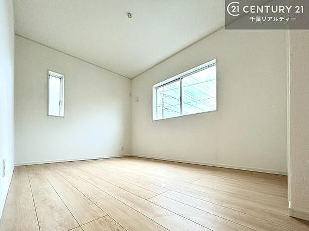 優しい光が差し込む洋室は、朝の目覚めも気持ちが良さそうですね。おうち時間もゆったりと過ごすことができます。優しい色合いのフローリングがどんな家具にもマッチします!