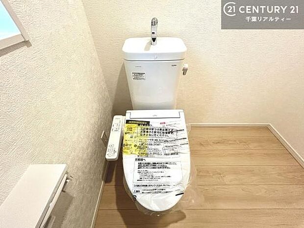 温水洗浄便座につき、冬場は便座が暖かくできるので冷たい便座に座らずに済む嬉しい仕様です!シンプルなカラーを基調としているので、お手入れがしやすいです。