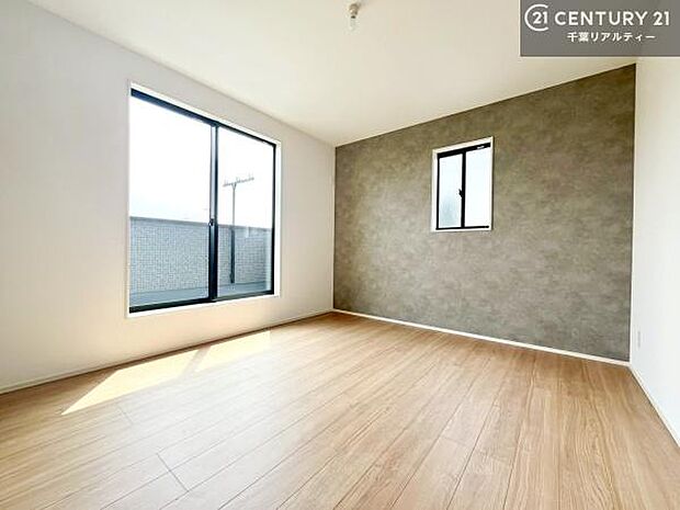 優しい光が差し込む洋室は、朝の目覚めも気持ちが良さそうですね。おうち時間もゆったりと過ごすことができます。優しい色合いのフローリングがどんな家具にもマッチします!(施工例)