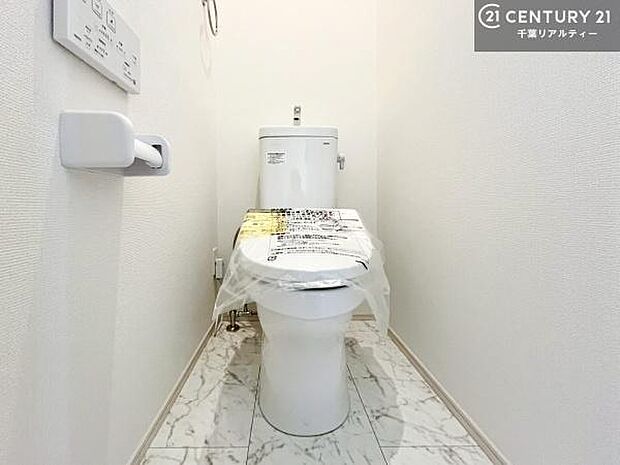 清潔感のある色味のお手洗いです!さわやかでスッキリする空間です!白を基調としているので、お手入れがしやすいトイレです!(施工例)