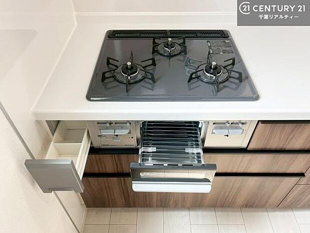コンロは三口あるのでお料理の同時進行ができます。もちろんグリル付きです。調理スペースも広々している為作業がしやすい!使い勝手が良いシステムキッチンです!(同仕様)
