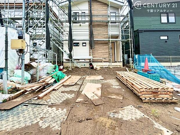 カースペースは並列で2台駐車可能なゆとりある設計。お車同士の入れ替えが不要なため、毎日の通勤やお出かけもスムーズに行えます。