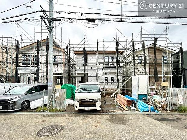 カースペースは並列で2台駐車可能なゆとりある設計。お車同士の入れ替えが不要なため、毎日の通勤やお出かけもスムーズに行えます。