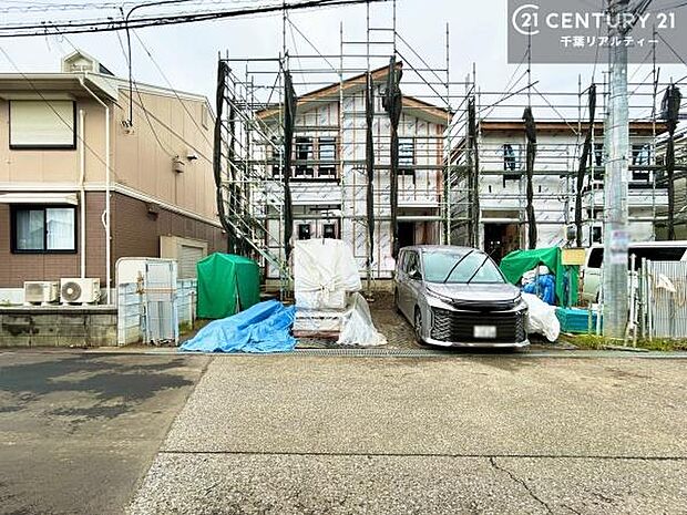 カースペースは並列で2台駐車可能なゆとりある設計。お車同士の入れ替えが不要なため、毎日の通勤やお出かけもスムーズに行えます。