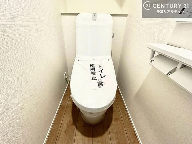 温水洗浄便座につき、冬場は便座が暖かくできるので冷たい便座に座らずに済む嬉しい仕様です!シンプルなカラーを基調としているので、お手入れがしやすいです。