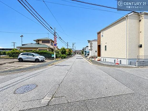 角地ならではの開放的な立地が魅力。周囲に圧迫感が少なく、のびのびとした暮らしを叶えます。
