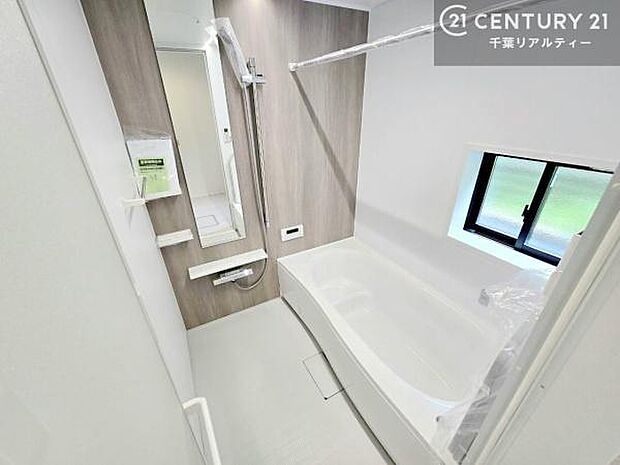 浴室に窓が付いているので、換気ができますね!自然乾燥でカビや水垢対策で光熱費削減!お手入れ楽々!足が伸ばせる浴槽は1日の疲れが取れる癒しの空間!