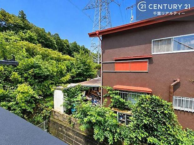緑あふれる景色を楽しめる眺望は、まるで自然に包まれているかのような心地よさです。