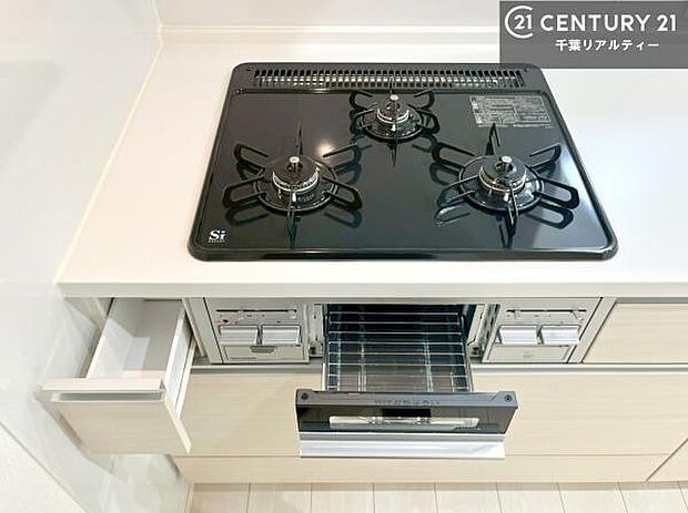 コンロは三口あるのでお料理の同時進行ができます。もちろんグリル付きです。調理スペースも広々している為作業がしやすい!使い勝手が良いシステムキッチンです!(同仕様)