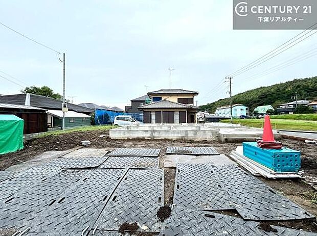 駐車スペースは並列3台分あります！セカンドカーはもちろん、バイクや自転車なども置き場所に困りません。