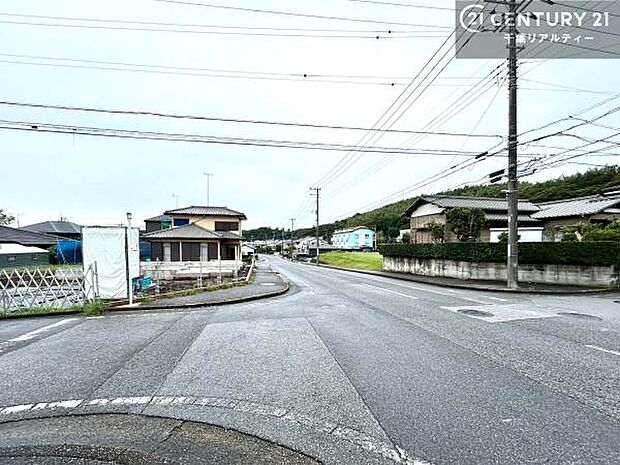 前面道路11.9ｍ！陽当り良好な立地です。車庫入れが苦手な方も安心ですね。
