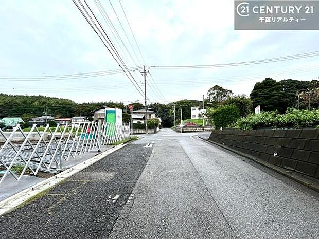 明るく開放的な角地でちょっと贅沢なお住まいをしませんか。陽当り通風良好で気持ちよくお住まいいただけます。