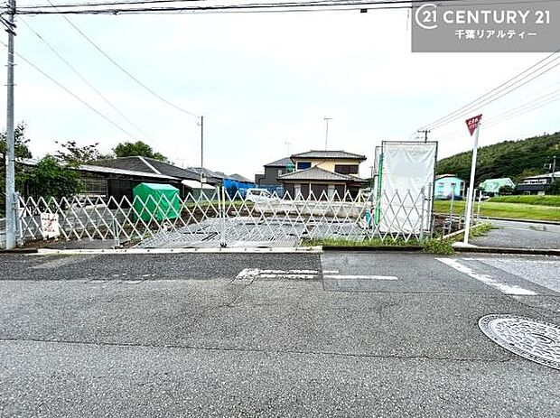 落ち着いた街並みが広がる閑静な住宅街に位置し、穏やかで心安らぐ暮らしを叶える住環境です。