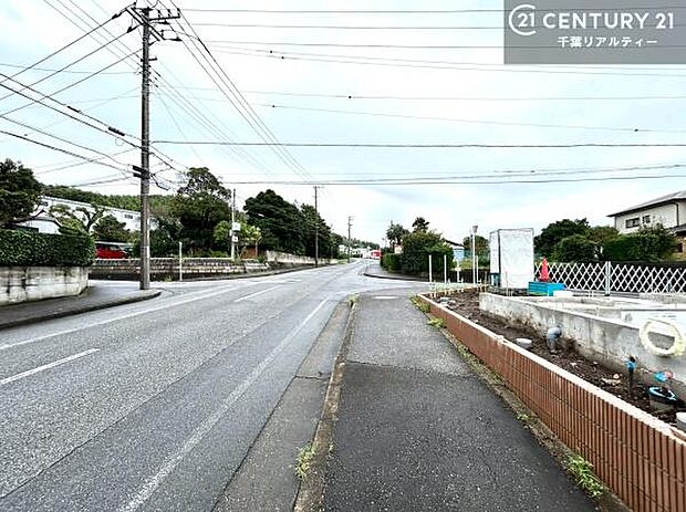 角地ならではの開放的な立地が魅力。周囲に圧迫感が少なく、のびのびとした暮らしを叶えます。