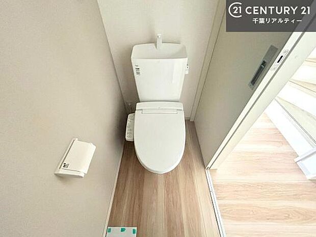 1・2階にトイレがございます！朝の忙しい時間帯も待たずにすみそうですね。白を基調とした清潔感のあるトイレでお手入れがしやすいです！