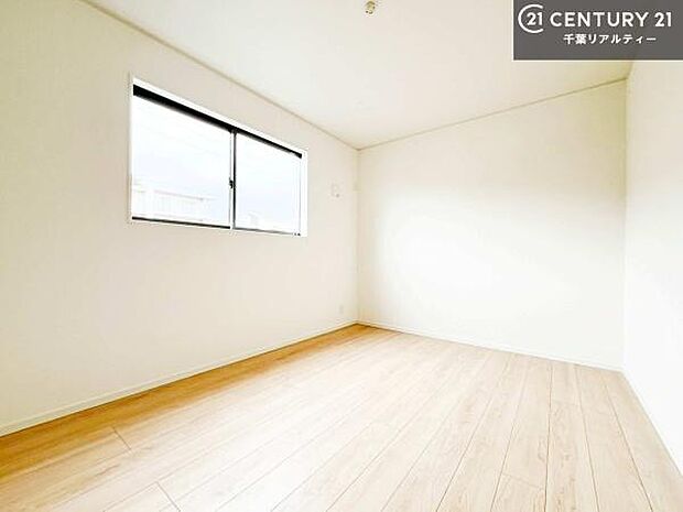 掃き出し窓がないお部屋は、お子様のお部屋としても安心です!収納スペースも充実しているので散らかったお部屋をサッと片付けられます!