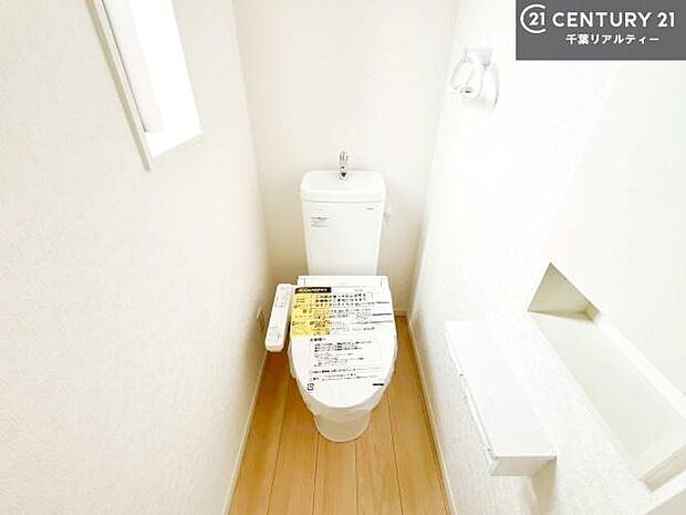 1・2階にトイレがございます!朝の忙しい時間帯も待たずにすみそうですね。白を基調とした清潔感のあるトイレでお手入れがしやすいです!