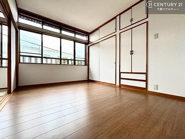 収納力のある居室です。お部屋もすっきり広々と使えて気持ちが良いです！キレイな明るいお部屋で過ごすのは、更にのんびりゆっくりできますね！