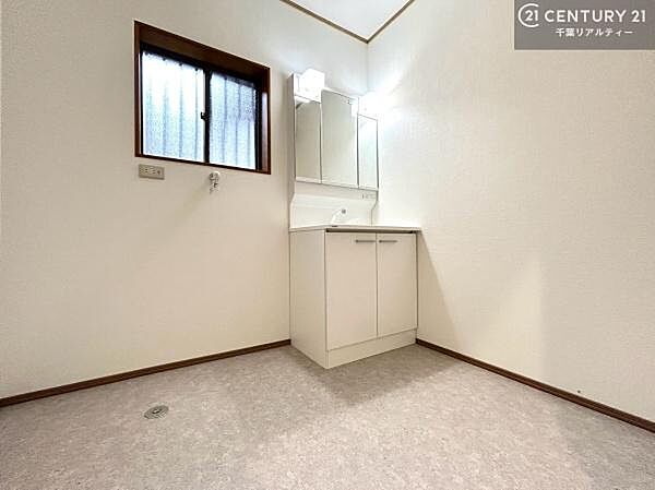 広々とした洗面室は、朝の身支度の時間もゆったり使える快適な空間。収納棚なども置きやすく、使い勝手の良い設計です。
